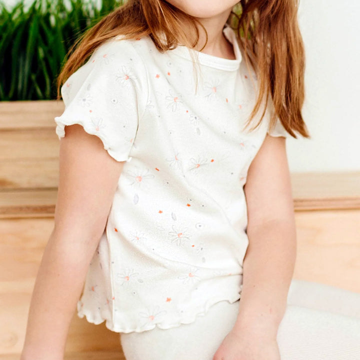 girl wearing organic cotton tshirt
